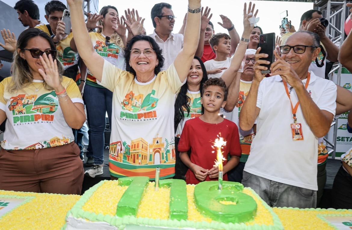 Multidão prestigia o tradicional corte de 116 metros de bolo pelos 116 anos de Piripiri