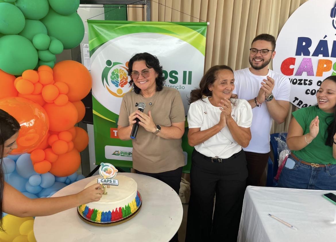 Prefeita Jôve Oliveira participa de edição especial da Rádio CAPS II durante celebração dos 21 anos do serviço