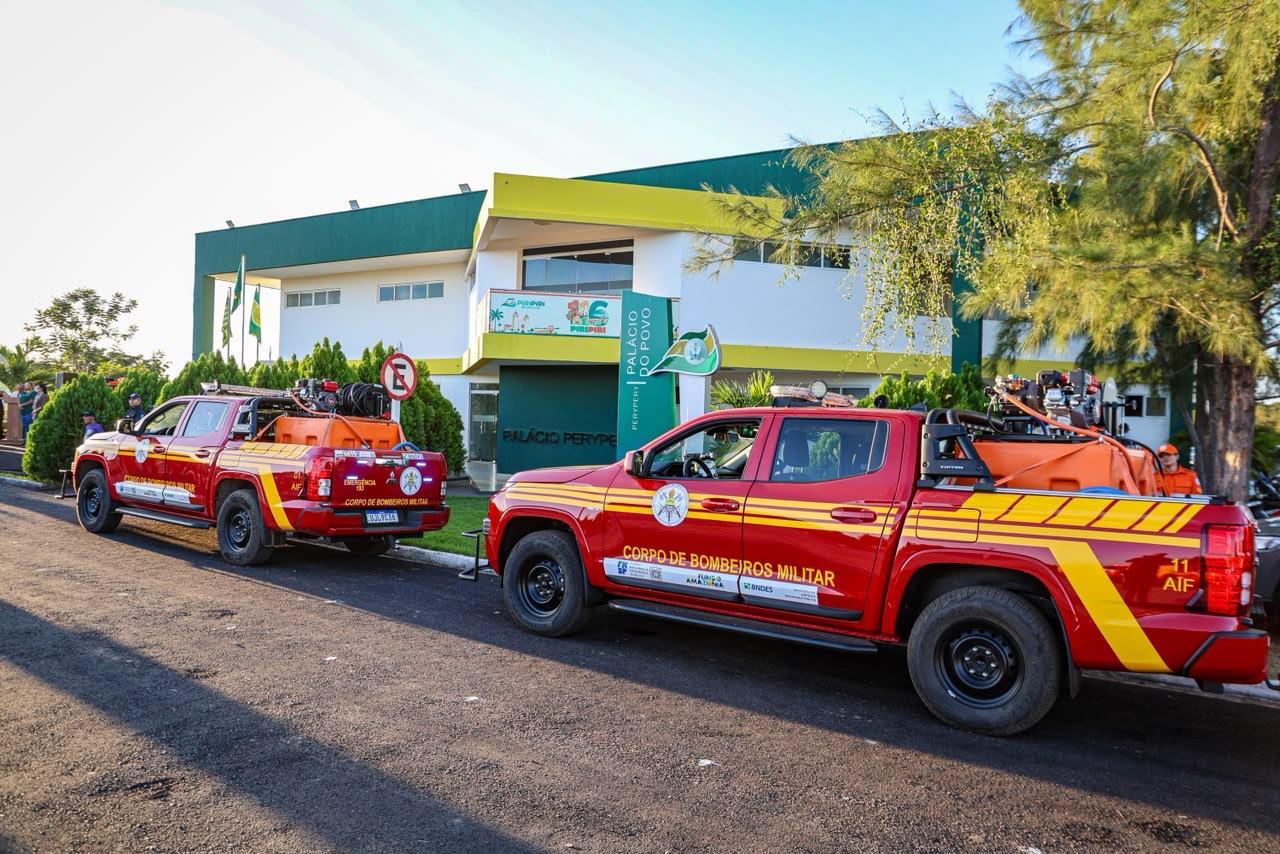 Governo do Piauí entrega três novas viaturas ao Corpo de Bombeiros em Piripiri