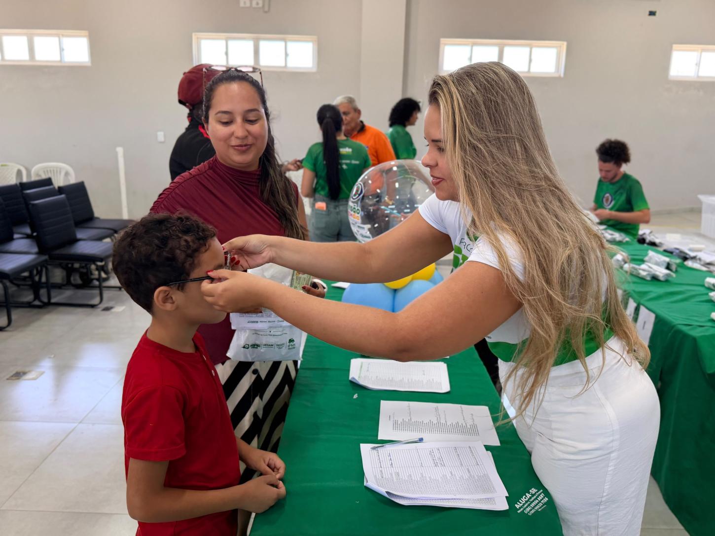 Prefeitura de Piripiri entrega 250 óculos a estudantes da Rede Municipal de Ensino