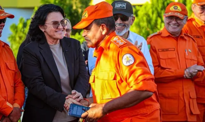 Governo do Piauí entrega três novas viaturas ao Corpo de Bombeiros em Piripiri
