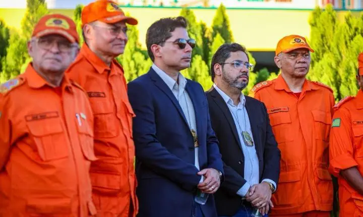 Governo do Piauí entrega três novas viaturas ao Corpo de Bombeiros em Piripiri