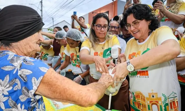 Multidão prestigia o tradicional corte de 116 metros de bolo pelos 116 anos de Piripiri