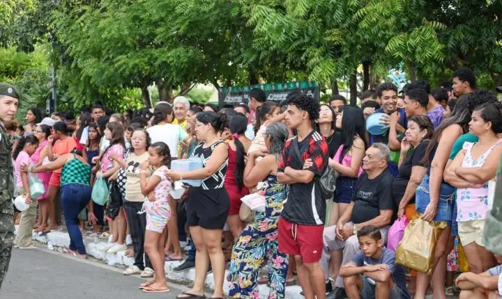 Multidão prestigia o tradicional corte de 116 metros de bolo pelos 116 anos de Piripiri