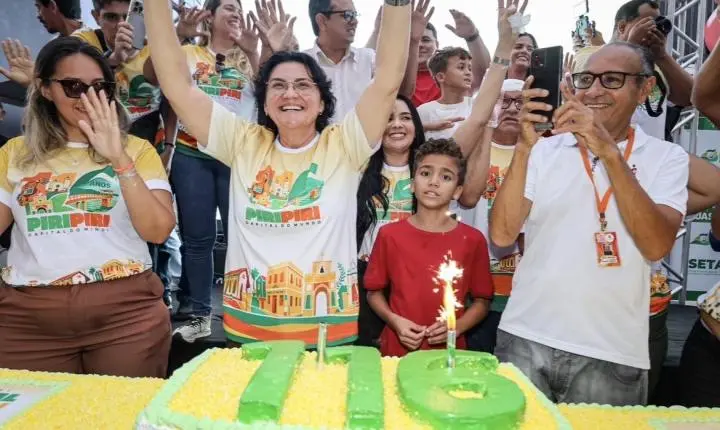 Multidão prestigia o tradicional corte de 116 metros de bolo pelos 116 anos de Piripiri