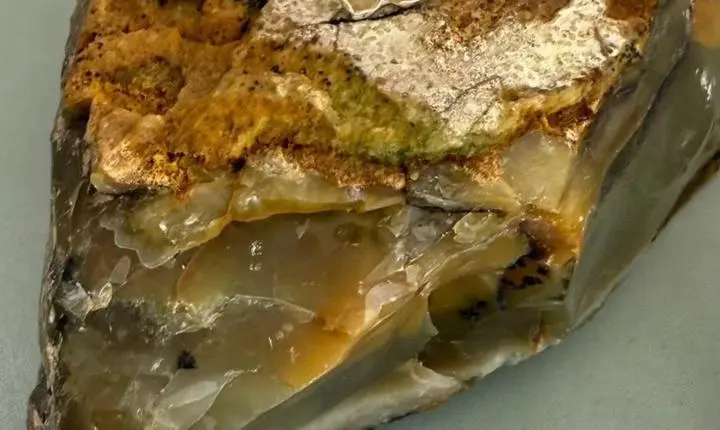 Pesquisadores descobrem variedade inédita de opala verde em Castelo do Piauí