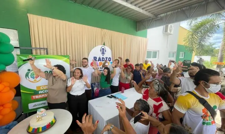 Prefeita Jôve Oliveira participa de edição especial da Rádio CAPS II durante celebração dos 21 anos do serviço