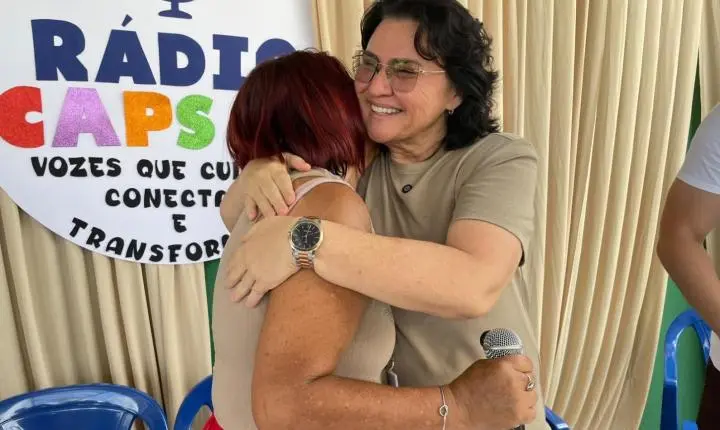 Prefeita Jôve Oliveira participa de edição especial da Rádio CAPS II durante celebração dos 21 anos do serviço