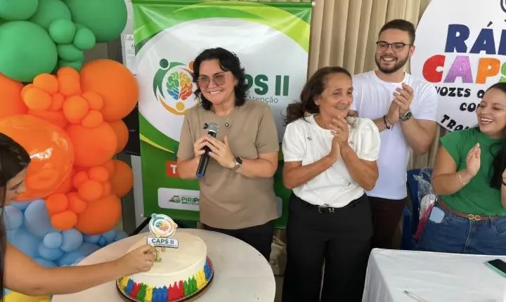 Prefeita Jôve Oliveira participa de edição especial da Rádio CAPS II durante celebração dos 21 anos do serviço