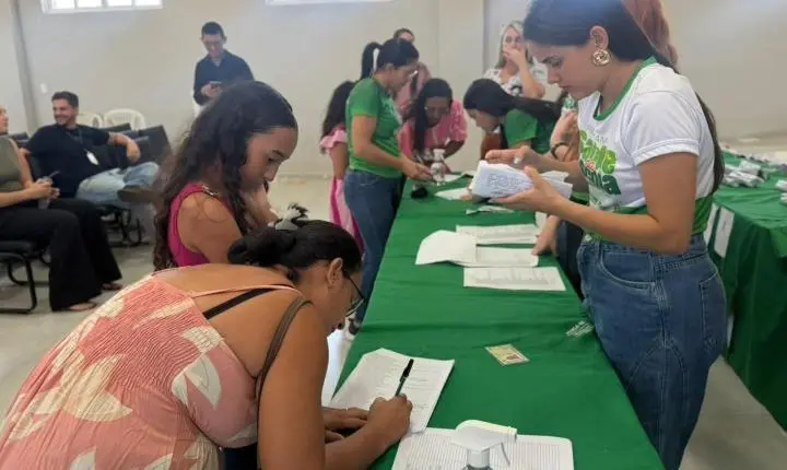 Prefeitura de Piripiri entrega 250 óculos a estudantes da Rede Municipal de Ensino