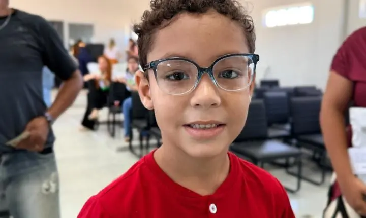 Prefeitura de Piripiri entrega 250 óculos a estudantes da Rede Municipal de Ensino