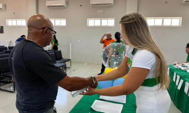 Prefeitura de Piripiri entrega 250 óculos a estudantes da Rede Municipal de Ensino