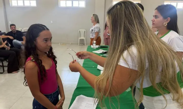 Prefeitura de Piripiri entrega 250 óculos a estudantes da Rede Municipal de Ensino