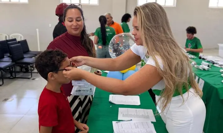 Prefeitura de Piripiri entrega 250 óculos a estudantes da Rede Municipal de Ensino